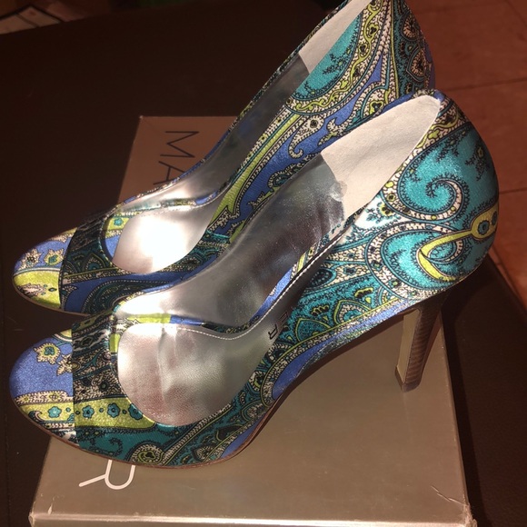NWT MARC FISHER GREEN MULTI SATIN PEEPTOE HEELS main image 1